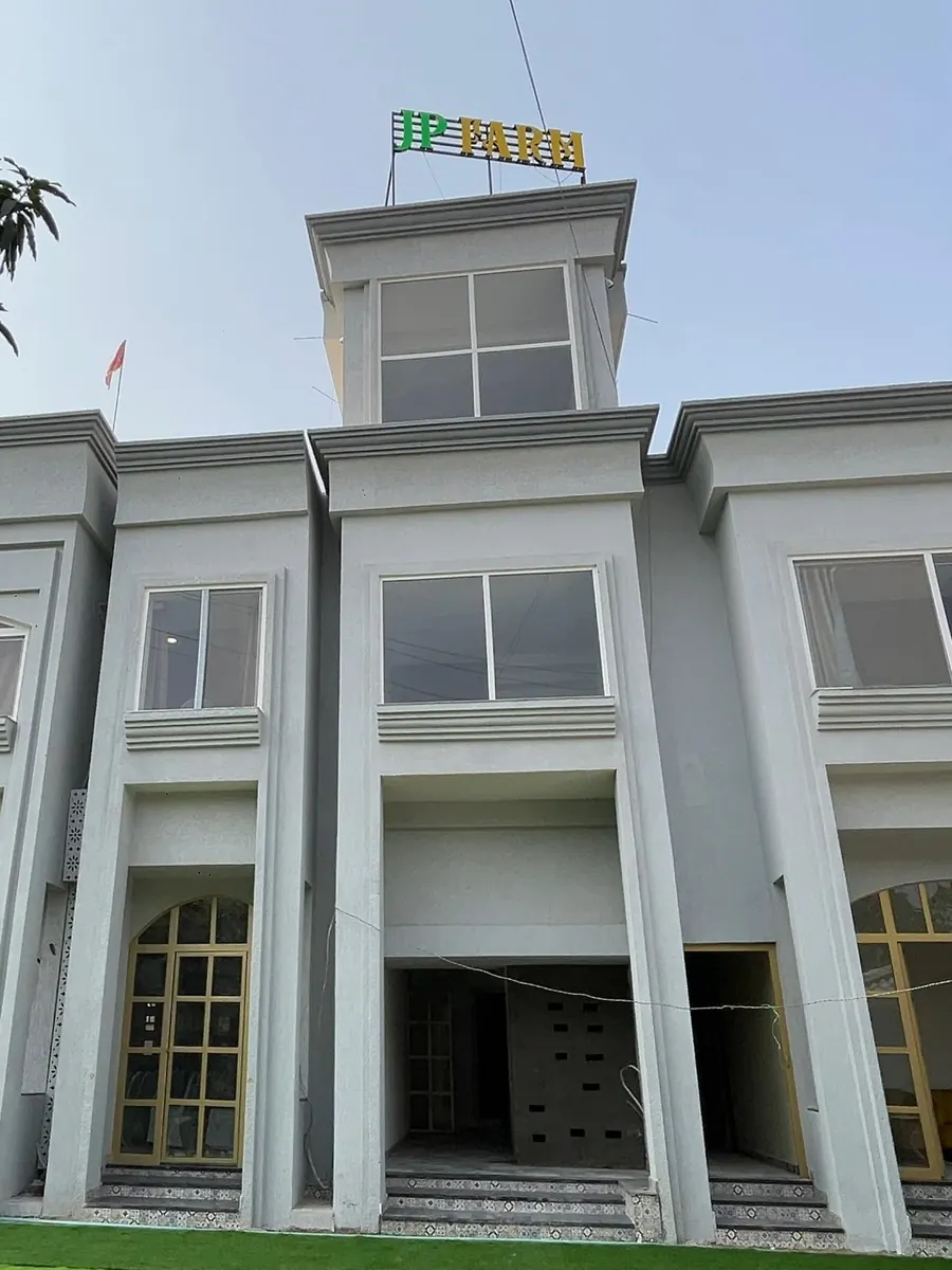 Hotel J P Farm building on Gwalior Road, Jhansi
